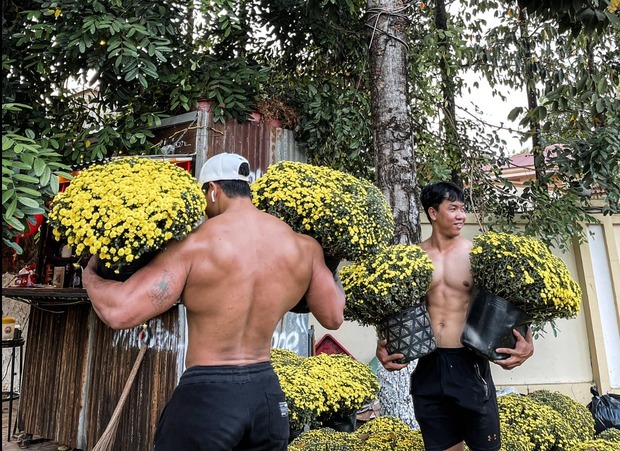 Danh tính 'hai chàng trai sáu múi' bán cúc mâm xôi ở Đồng Nai khiến dân mạng phát sốt