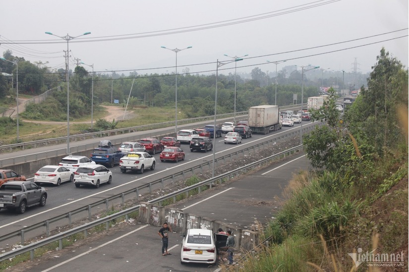 Cao tốc Đà Nẵng – Quảng Ngãi ùn ứ kéo dài vì lượng xe ngày cận Tết tăng gấp đôi