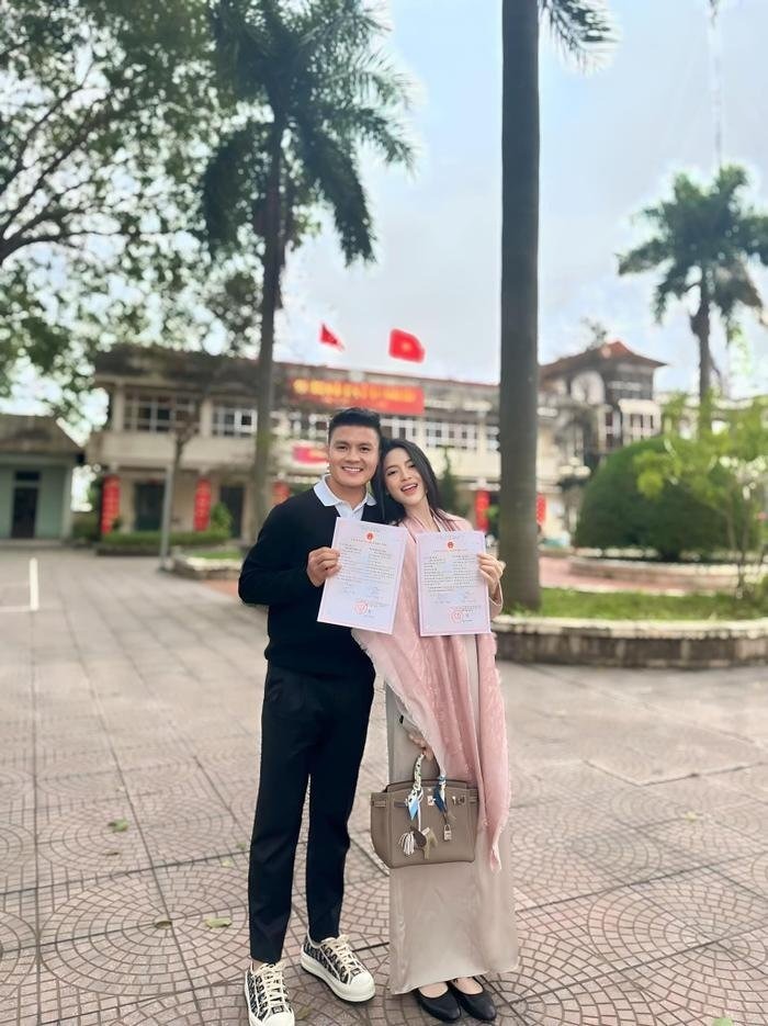 Quang Hải và Chu Thanh Huyền đăng ký kết hôn, khẳng định chủ quyền