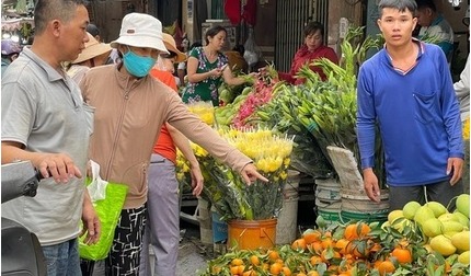Chợ 30 Tết Sài Gòn: Khách gom hàng giảm giá, shop hoa nổi tiếng cũng đại hạ giá mua 1 tặng 1