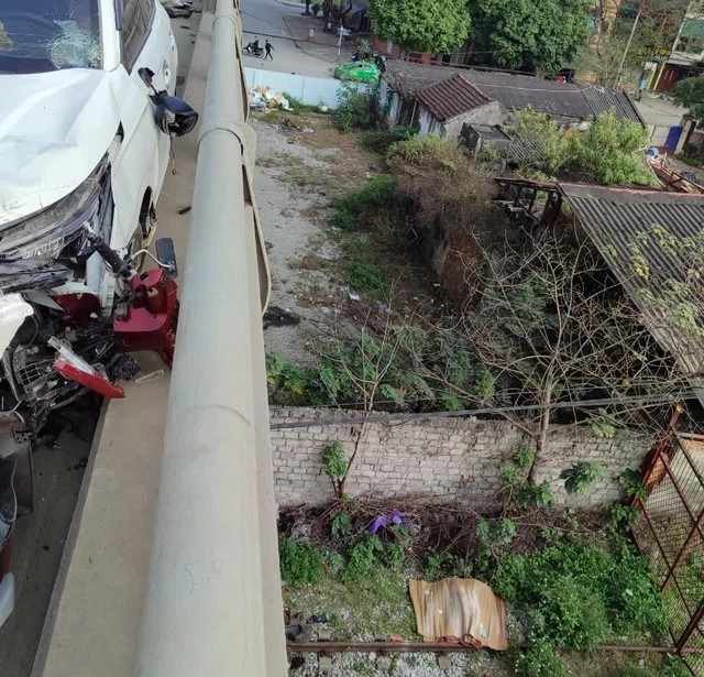 Ô tô va chạm xe máy trên cầu vượt, 2 cô gái người Thanh Hóa bị hất văng xuống dưới tử vong