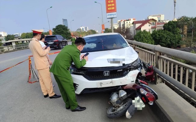Ô tô va chạm xe máy trên cầu vượt, 2 cô gái người Thanh Hóa bị hất văng xuống dưới tử vong
