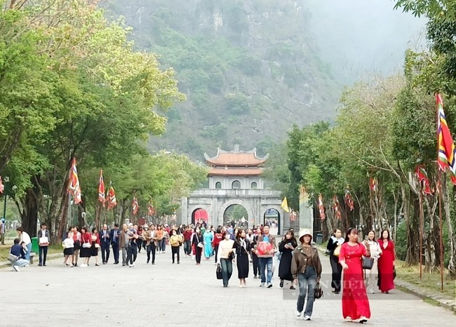Cán mốc 600.000 du khách, dòng người vẫn tiếp tục dồn về Ninh Bình