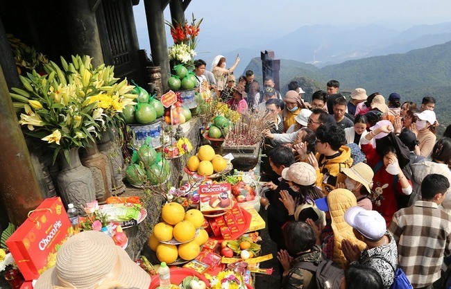 Cán mốc 600.000 du khách, dòng người vẫn tiếp tục dồn về Ninh Bình