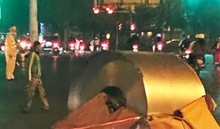 Xe đầu kéo chở cuộn tôn rơi trúng ôtô ở Hà Nội