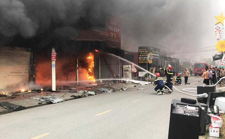 Hải Phòng: Cháy siêu thị điện máy, 4 người kịp chạy thoát