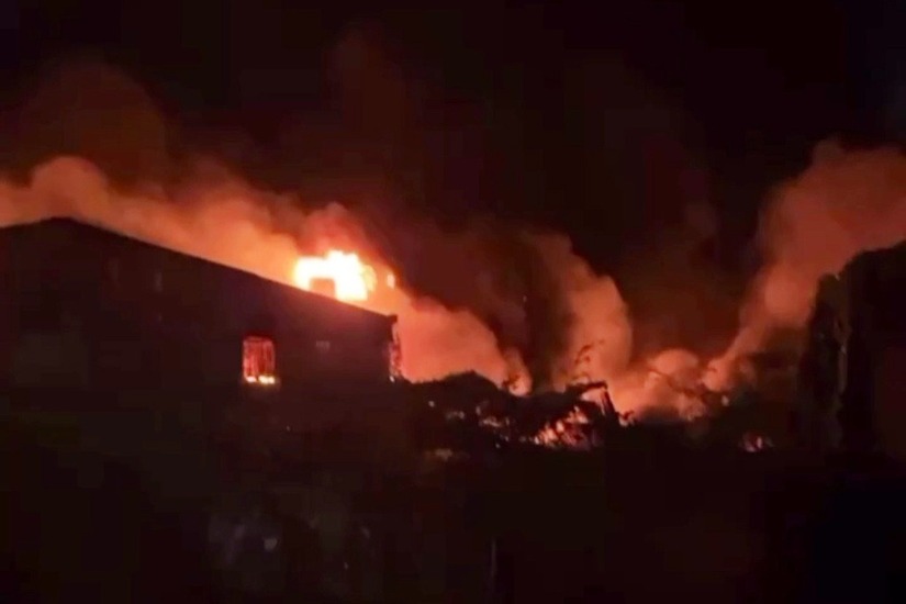 TP.HCM: Cháy lớn thiêu rụi khoảng 2.000m2 nhà xưởng chứa mũ bảo hiểm, đồ gỗ