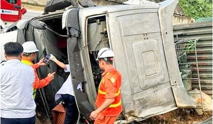 Xe đầu kéo gặp nạn trên cao tốc La Sơn - Túy Loan, tài xế tử vong