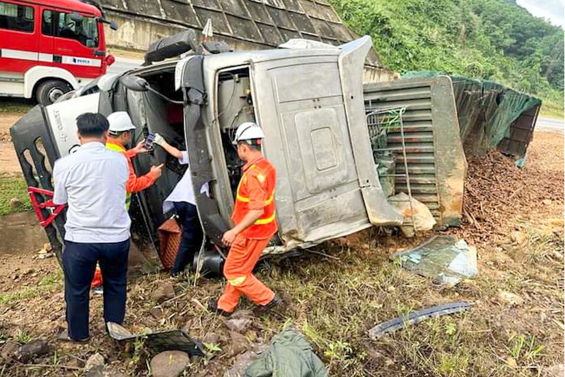 Xe đầu kéo gặp nạn trên cao tốc La Sơn - Túy Loan, tài xế tử vong