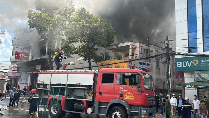 Cháy lớn tại gara ô tô, nhiều hàng hoá bị thiêu rụi