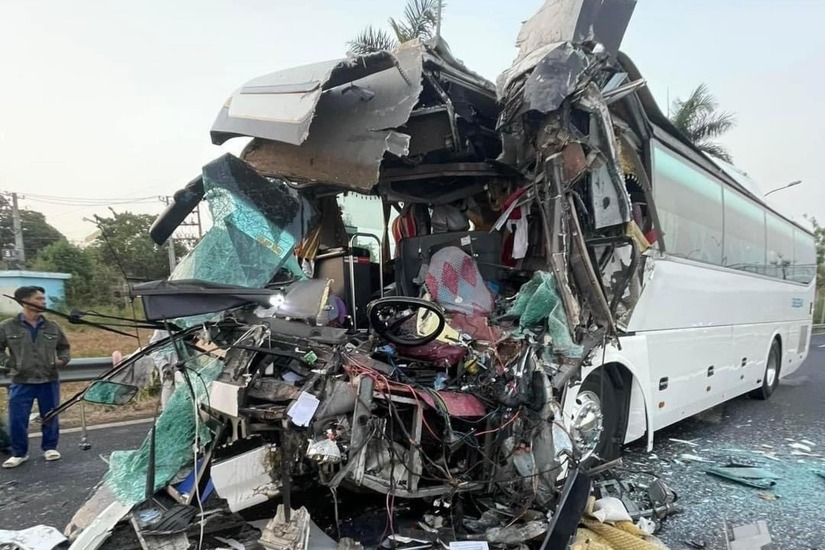 Tai nạn giữa ô tô khách và xe đầu kéo ở cao tốc TP.HCM - Long Thành - Dầu Giây: Tài xế tử vong
