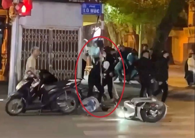 Xác minh vụ nhóm thanh niên dùng xẻng hành hung người ngay giữa phố ở Hà Nội