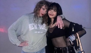  Lisa xả ảnh ôm Taylor Swift cực thân thiết tại hậu trường The Eras Tour