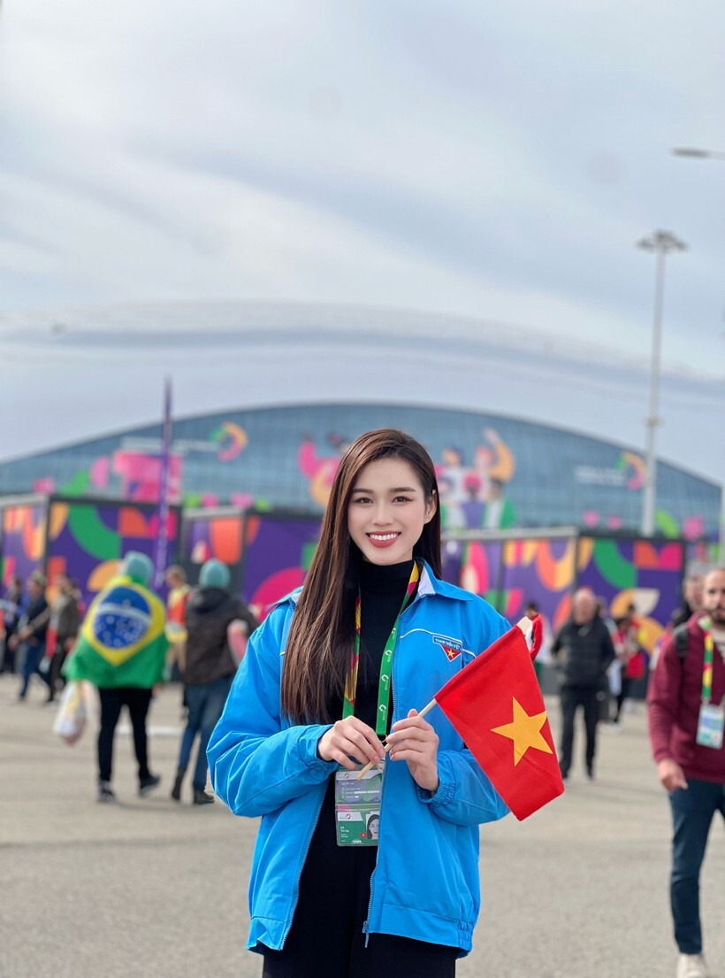 Diện áo dài tại Liên hoan Thanh niên thế giới, Hoa hậu Đỗ Hà nhận mưa lời khen