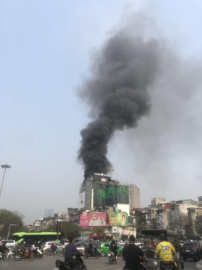 Cháy lớn tại quán bar ở Hà Nội, khói lửa bốc cao hàng chục mét