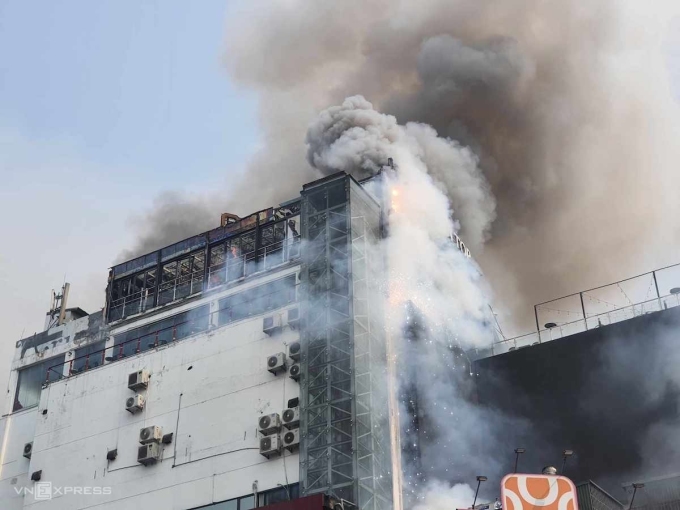 Cháy lớn tại quán bar ở Hà Nội, khói lửa bốc cao hàng chục mét