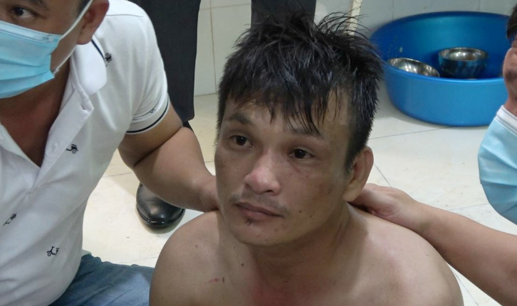 Khởi tố kẻ ngáo đá xông vào trường mầm non khống chế 3 trẻ em ở Tiền Giang