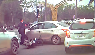 Xôn xao clip người đàn ông dùng mũ bảo hiểm đập vỡ kính ô tô sau va chạm giao thông