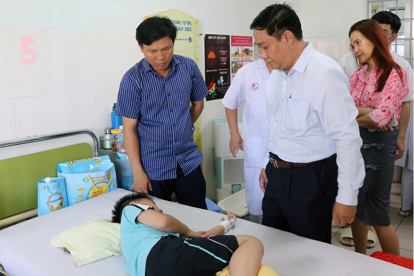 Vụ nghi ngộ độc sau khi ăn cơm gà ở Nha Trang thêm hàng trăm người nhập viện