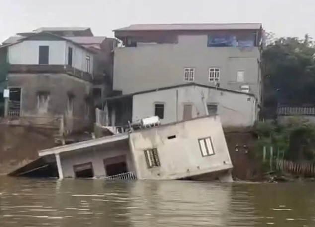 Sụt lún nghiêm trọng ở Bắc Ninh, căn nhà bị dòng nước nuốt chửng