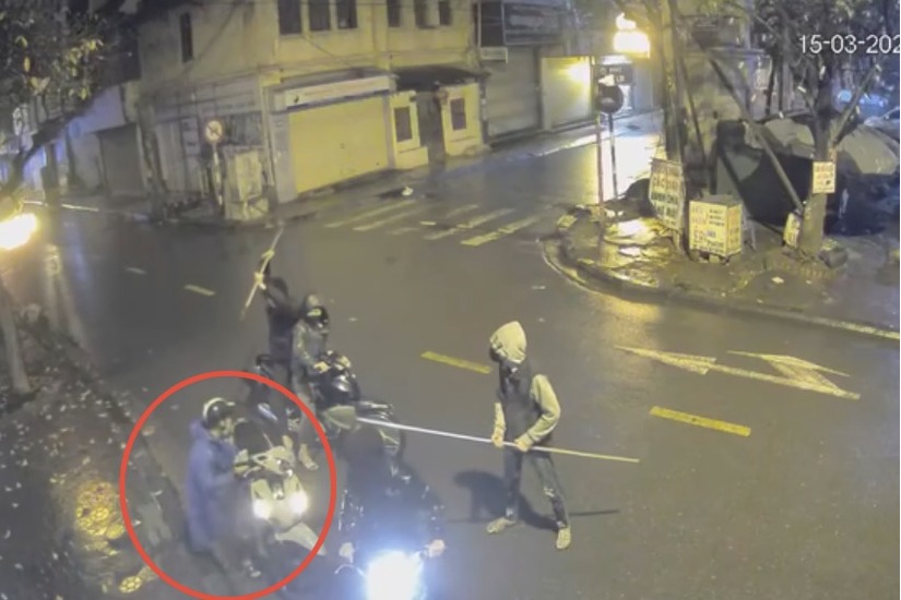 Bắt nhóm thanh niên cầm dao phóng lợn chặn xe cướp tài sản ở Hà Nội