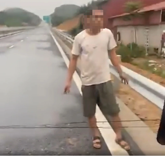 Người đàn ông căng dây chặn ngang cao tốc do bức xúc vì nước tràn vào nhà