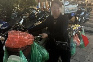 Người bán hàng rong trên phố cổ Hà Nội bị tố 'ăn vạ', đòi tiền khách chưa mua hàng