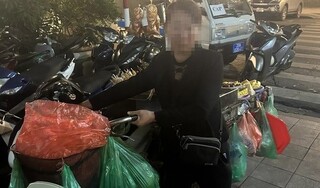 Người bán hàng rong trên phố cổ Hà Nội bị tố 'ăn vạ', đòi tiền khách chưa mua hàng