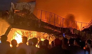Cháy lớn tại nhà sách rộng 600m2, một phần ngôi nhà đổ sập