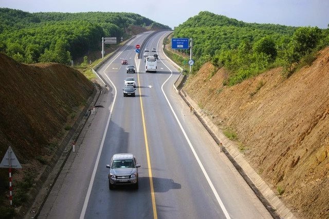 Cấm xe khách trên 30 chỗ, xe tải nặng vào cao tốc Cam Lộ - La Sơn