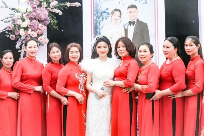 Bà xã Quang Hải để lộ dấu hiệu mang thai trong ngày cưới 