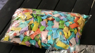 Ăn kẹo có in hình chữ ngoại quốc, hàng chục học sinh nhập viện cấp cứu