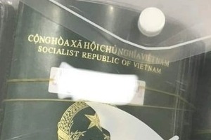 Tìm thấy 30 cuốn hộ chiếu trong đêm nhờ sự giúp đỡ của người dân Đà Nẵng
