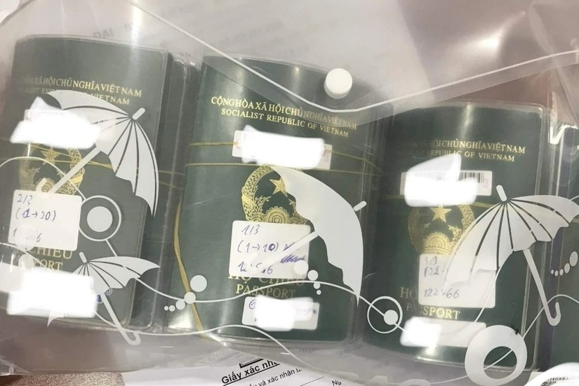 Tìm thấy 30 cuốn hộ chiếu trong đêm nhờ sự giúp đỡ của người dân Đà Nẵng