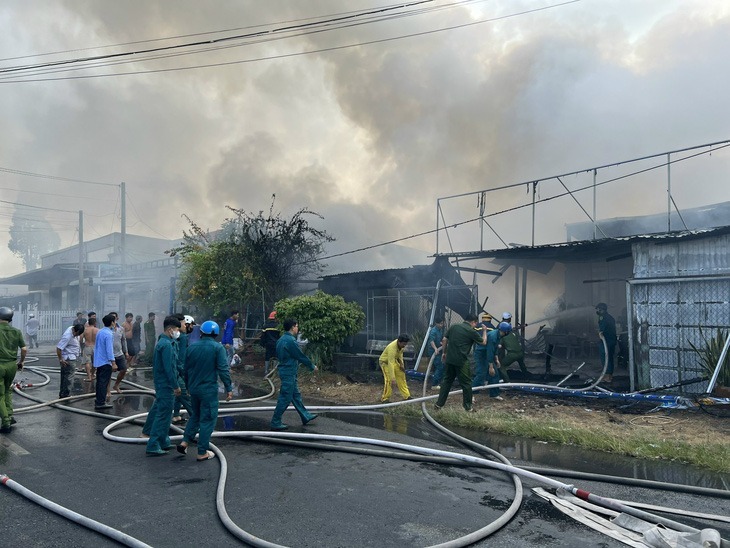 Cháy 4 căn nhà cùng lúc ở An Giang