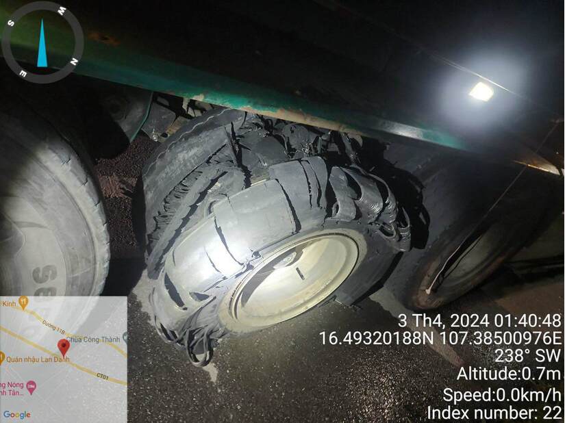 Nhiều ô tô vỡ lốp trên cao tốc Cam Lộ - La Sơn do nhiệt độ mặt đường tăng cao