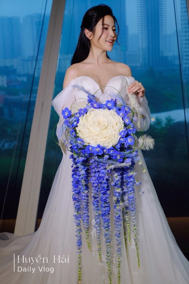 Sau đám cưới linh đình với Quang Hải, 2h sáng cô dâu Chu Thanh Huyền phải lên tiếng về bó hoa cưới đầy thị phi