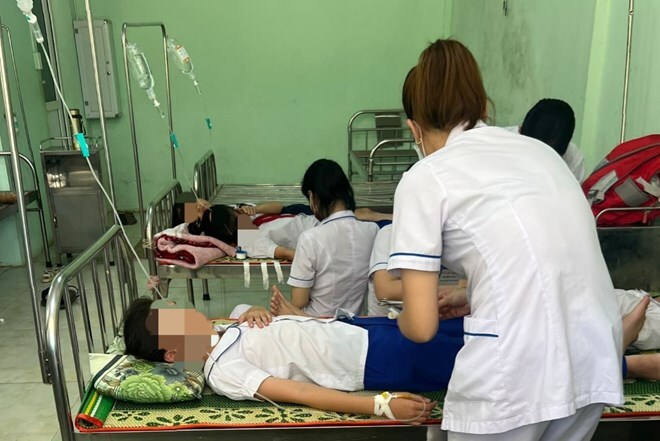 Hơn 20 học sinh ở Quảng Trị nhập viện sau khi uống nước tại lớp học