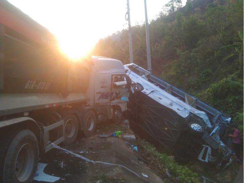 Tai nạn giữa xe ô tô khách và xe tải làm 1 người tử vong, 22 người bị thương