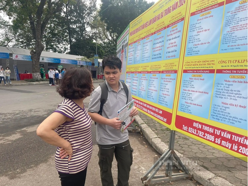 Hà Nội: Bố mẹ đội nắng cùng con đi tìm kiếm việc làm