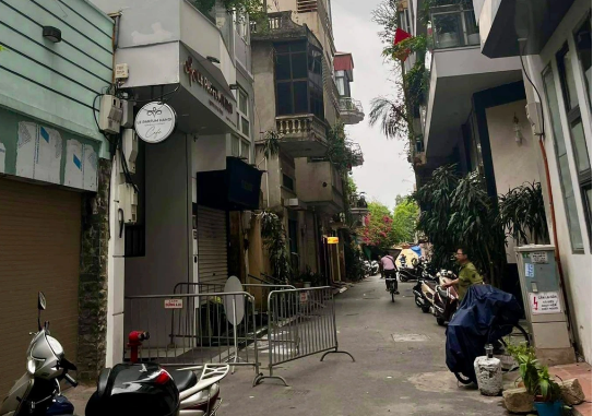 Sập mái kính nhà cao tầng ở Hà Nội, nhiều người thương vong