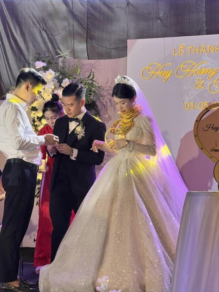 Cô dâu Hà Tĩnh gây choáng khi đeo 30 kiềng vàng trị giá 1.3 tỷ trong ngày cưới