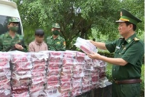 Bắt nhóm đối tượng cất giấu 121kg ma túy dưới gầm ghế xe 16 chỗ từ Lào về Việt Nam