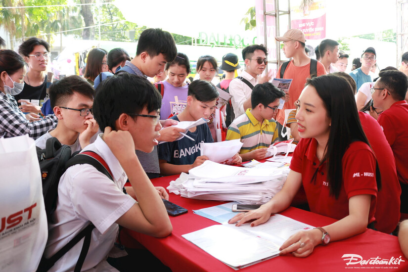 Dựa vào điểm sàn, thí sinh cân nhắc nguyện vọng xét tuyển đại học