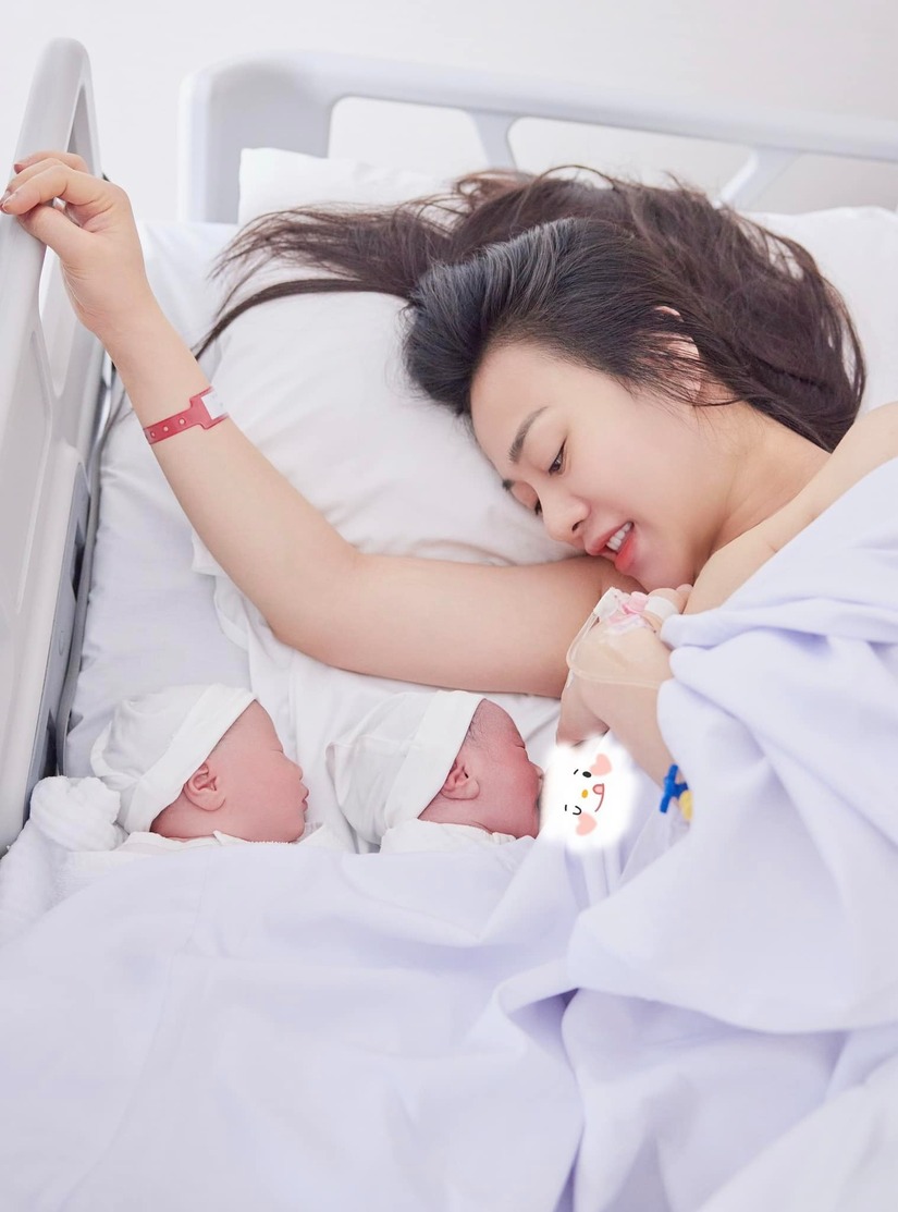 Phương Oanh hạ sinh con đầu lòng, hạnh phúc chia sẻ ảnh 3 mẹ con