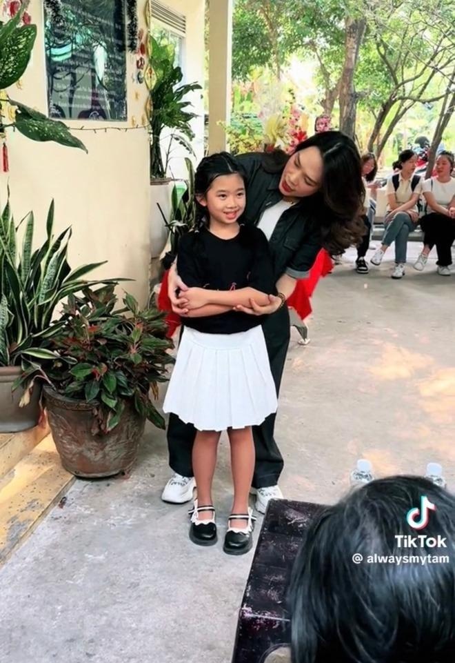 Mỹ Tâm lên tiếng trước thông tin nhận nuôi con gái cố diễn viên Mai Phương