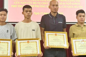 Khen thưởng 4 'người hùng' cứu nạn nhân vụ cháy ở Trung Kính
