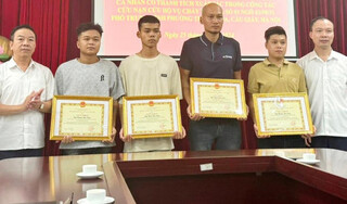 Khen thưởng 4 'người hùng' cứu nạn nhân vụ cháy ở Trung Kính
