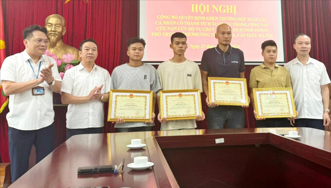 Quận Cầu Giấy khen thưởng bốn người đàn ông tham gia cứu nạn nhân vụ cháy rạng sáng 24/5. Ảnh: Hoàng Phong