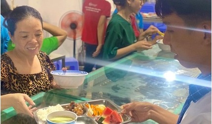 Một trường học ở Cần Thơ nấu 3.000 suất cơm trưa miễn phí cho học sinh khối 12 ôn thi tốt nghiệp